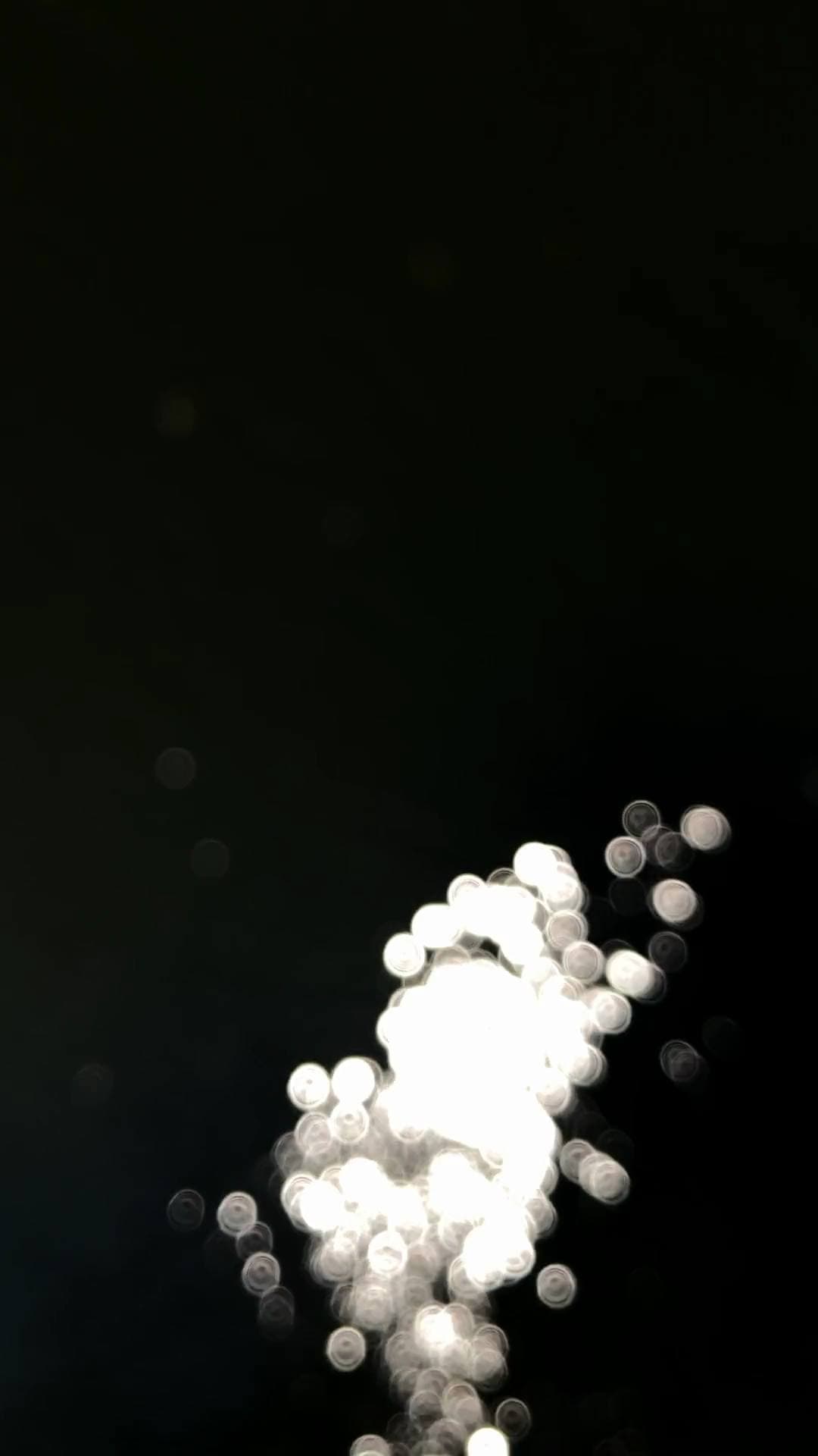 Luz azul fria se movendo nas profundezas